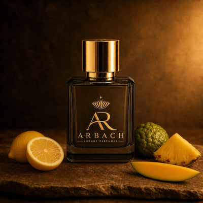 ARBACH Prisme Flakon auf Stein mit halbierter Zitrone, einer grünen Bergamotte, einem Stück Ananas und einer Mangospalte